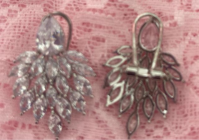 Orecchini strass bianchi.