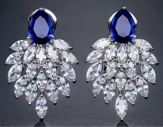 Orecchini con strass e punto luce blu .