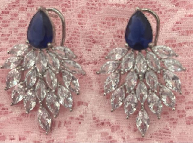 Orecchini con strass e punto luce blu .