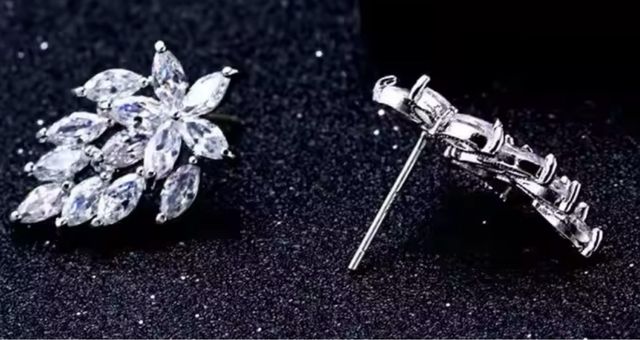 Orecchini strass a lobo piccoli.