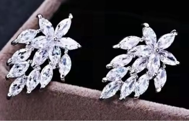 Orecchini strass a lobo piccoli.