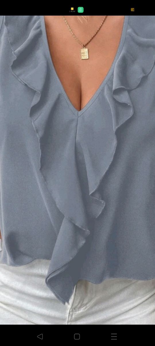 NUOVA BLUSA CON VOLANT NELLA SCOLLATURA