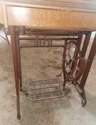 Alfa Máquina coser antigua con cabeza oculta