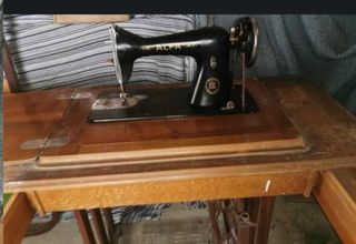 Alfa Máquina coser antigua con cabeza oculta