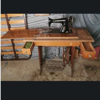 Alfa Máquina coser antigua con cabeza oculta