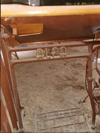 Alfa Máquina coser antigua con cabeza oculta