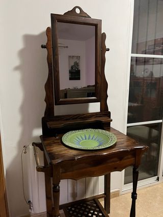 Mueble de lavabo antiguo con espejo