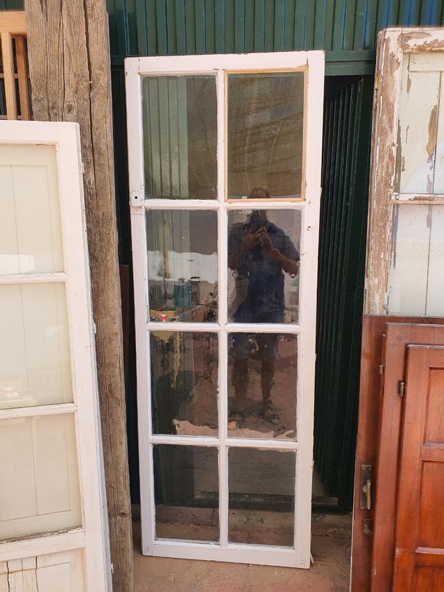 grande ventana de patio con rejas.