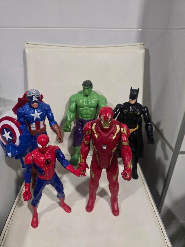 Figuras Marvel y Batman