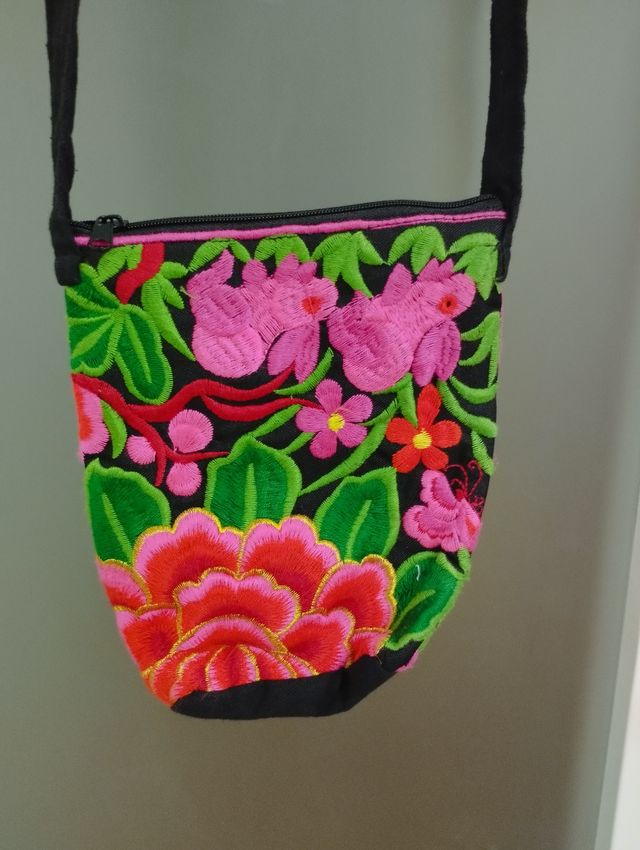 Bolso con bordado