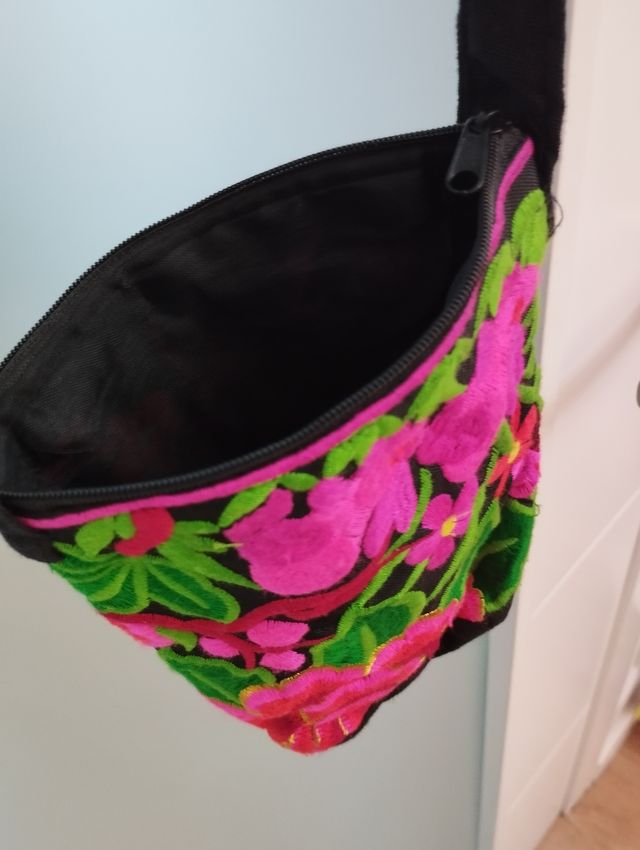 Bolso con bordado