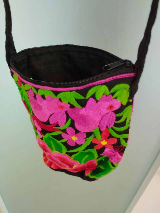 Bolso con bordado