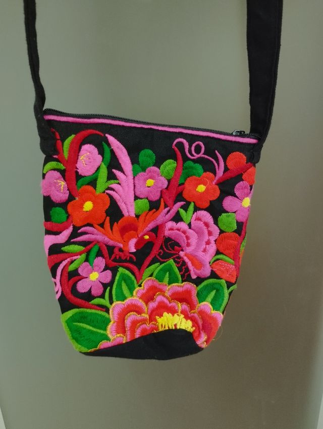 Bolso con bordado