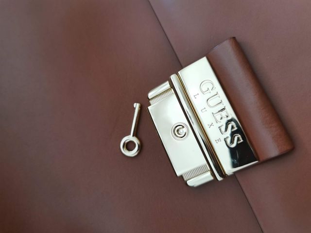 Mala grande Guess Luxe de piel auténtica