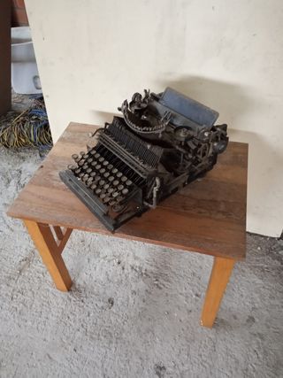 Maquina de escribir antigua