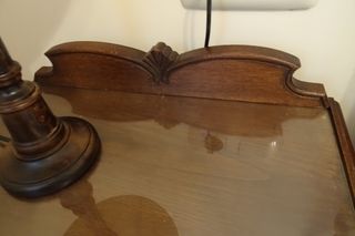 Cama y mesilla antiguas