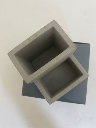 Vaso vasetto portapenne cemento grigio Kikkerland