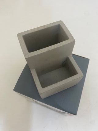 Vaso vasetto portapenne cemento grigio Kikkerland