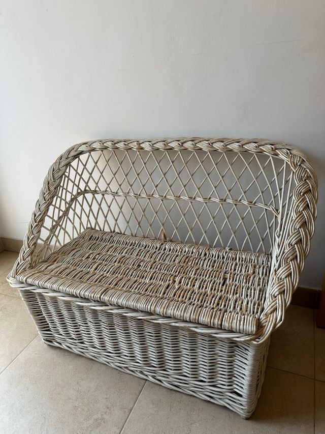 Sofà de mimbre con almacenaje