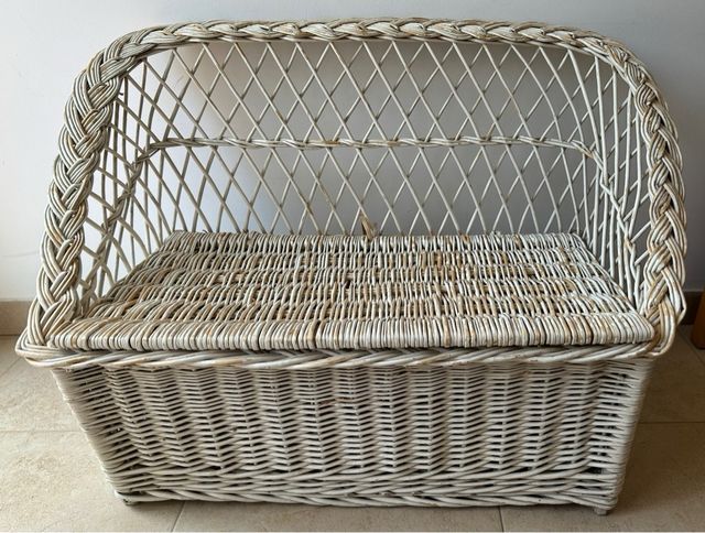 Sofà de mimbre con almacenaje