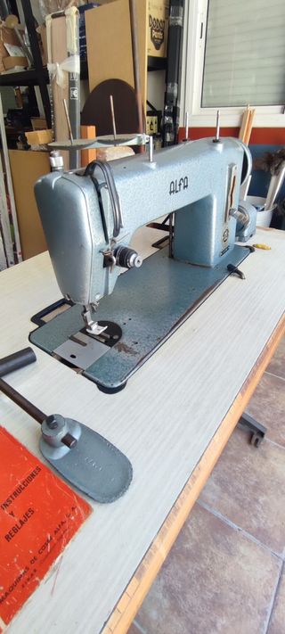 Maquina de coser ALFA antigua