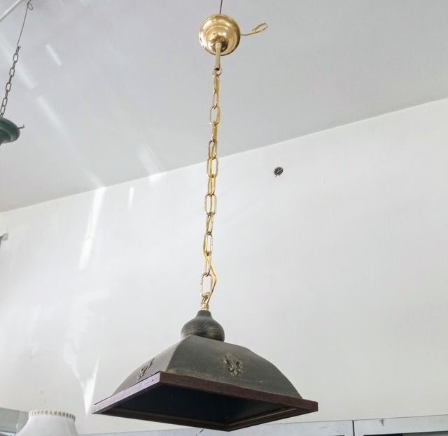 Lampadario in metallo legno catena oro