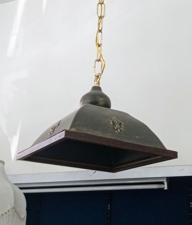 Lampadario in metallo legno catena oro