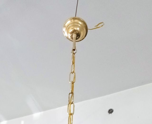 Lampadario in metallo legno catena oro