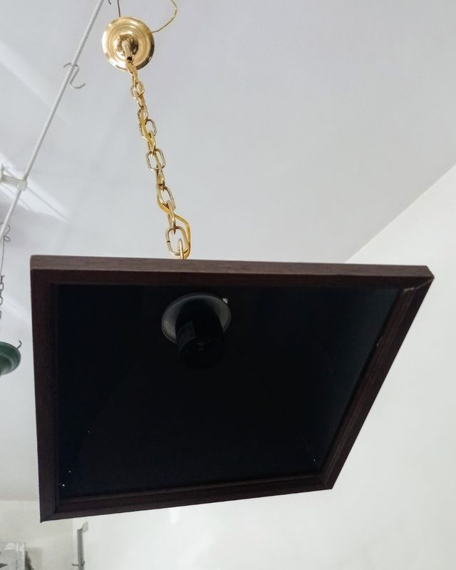 Lampadario in metallo legno catena oro