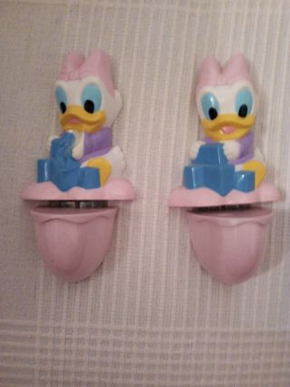 Colgador Disney Daisy para baldas de estanterias.