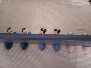Colgador Disney Donald para baldas de estanterias.