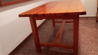 Mesa de salón de madera