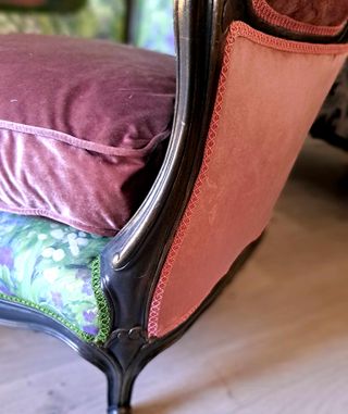 Divani antichi in stile isabellino restaurati