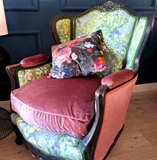 Divani antichi in stile isabellino restaurati