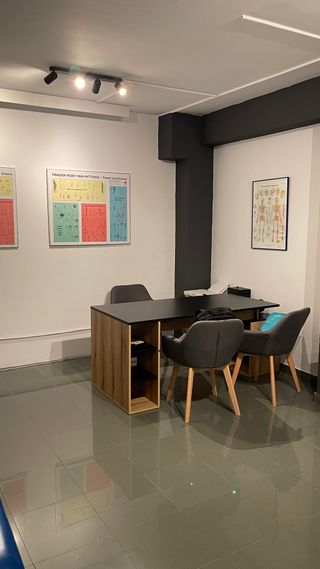 ESCRITORIO + SILLAS DE DISEÑO VALORADO EN 548,85€