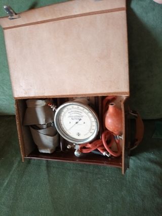 Sfigmomanometro antico con valigetta in cuoio