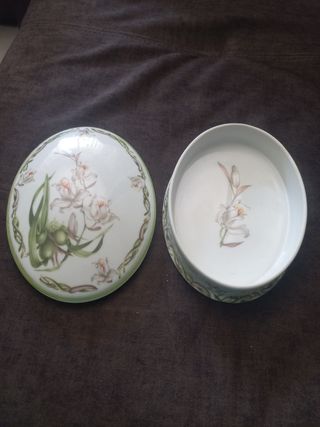 Porcelana fina,caja y dos pañuelos.