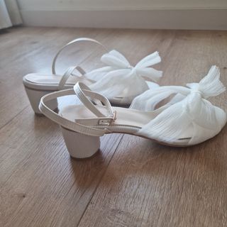 Zapatos blancos para novia tul