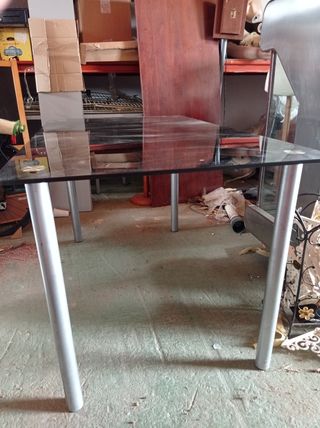 Mesa con tapa de cristal negro