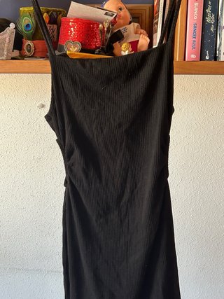 Vestido negro con apertura a los lado