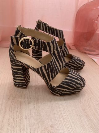 Sandalias de tacón estampado cebra talla 38