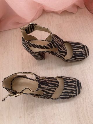 Sandalias de tacón estampado cebra talla 38