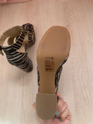 Sandalias de tacón estampado cebra talla 38
