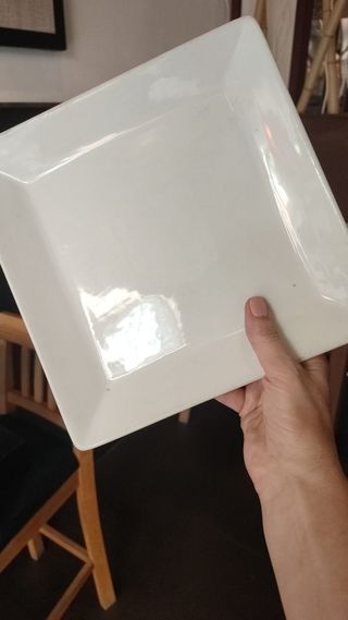 7 Platos cuadrados blancos