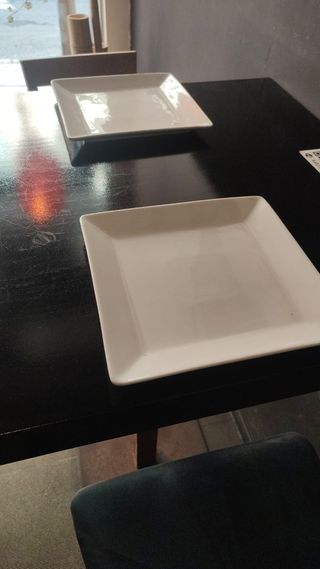 7 Platos cuadrados blancos