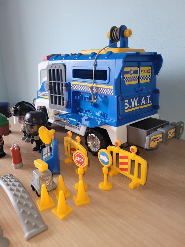 Furgon policia pinypon action