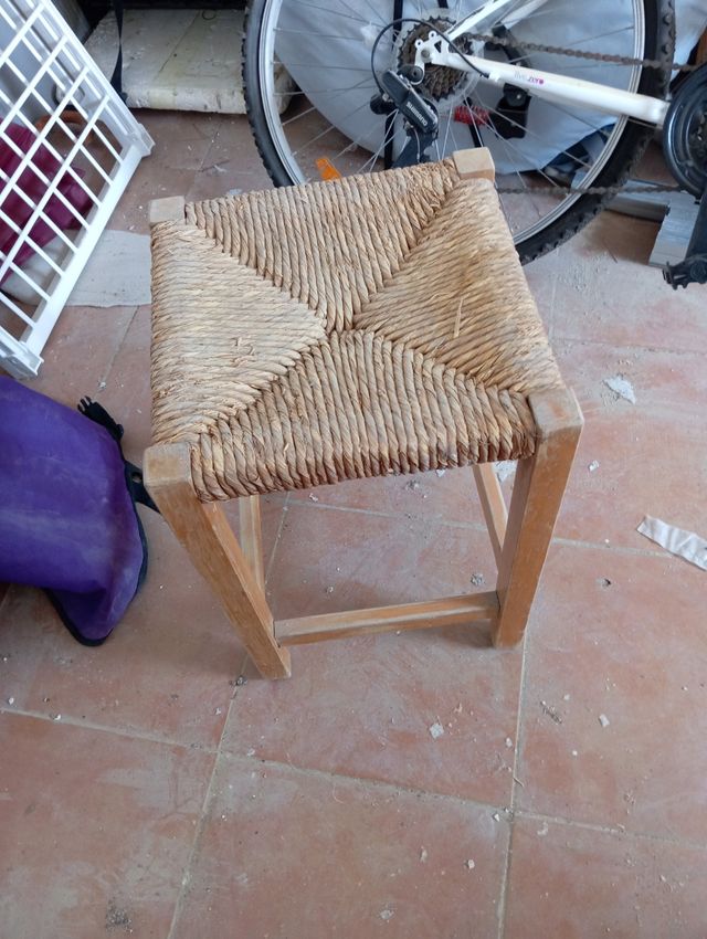 Taburete de mimbre