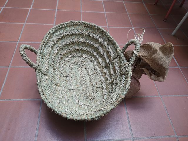 Capazo cesta de esparto con adorno