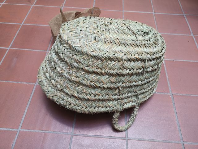 Capazo cesta de esparto con adorno