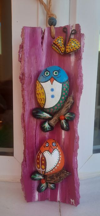 Hecho a mano con madera y piedras